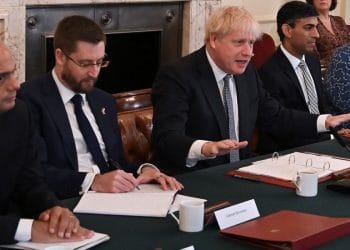 Boris Johnson, 2 Üst Düzey Bakan Gemiden Attıktan Sonra Elinde Tutmak İçin Savaşıyor