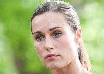 Finlandiya’da Parti Yapan Bir Başbakan Tuts Çekiyor ve Şerefe