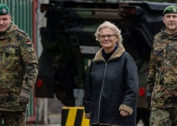 Almanya Savunma Bakanı Haftalarca Gelen Eleştirilerin Ardından İstifa Etti