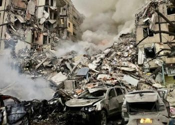 Kurtarma ekipleri, bir Rus füzesi tarafından yıkılan bir binanın enkazına gömülen insanları kurtarmak için acele ediyor.