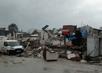 Muazzam bir kurtarma çabasına rağmen, birçok insan yardımı bekliyor.