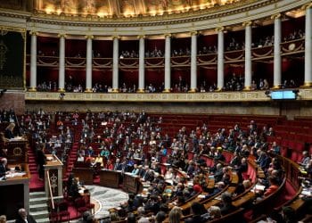 Macron’un Hükümeti Hayatta Kaldı, Ancak Emeklilik Revizyonu Konusunda Fransa’nın Gazabıyla Karşı Karşıya