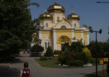 Nakit Para, Katır ve Ücretli Protestolar: Bir Dolandırıcının Etnik Bölgeyi Nasıl Ele Geçirdiği