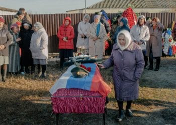 Bir Rus Köyü Bir Askeri Gömüyor ve Savaşı Anlamlandırmaya Çalışıyor