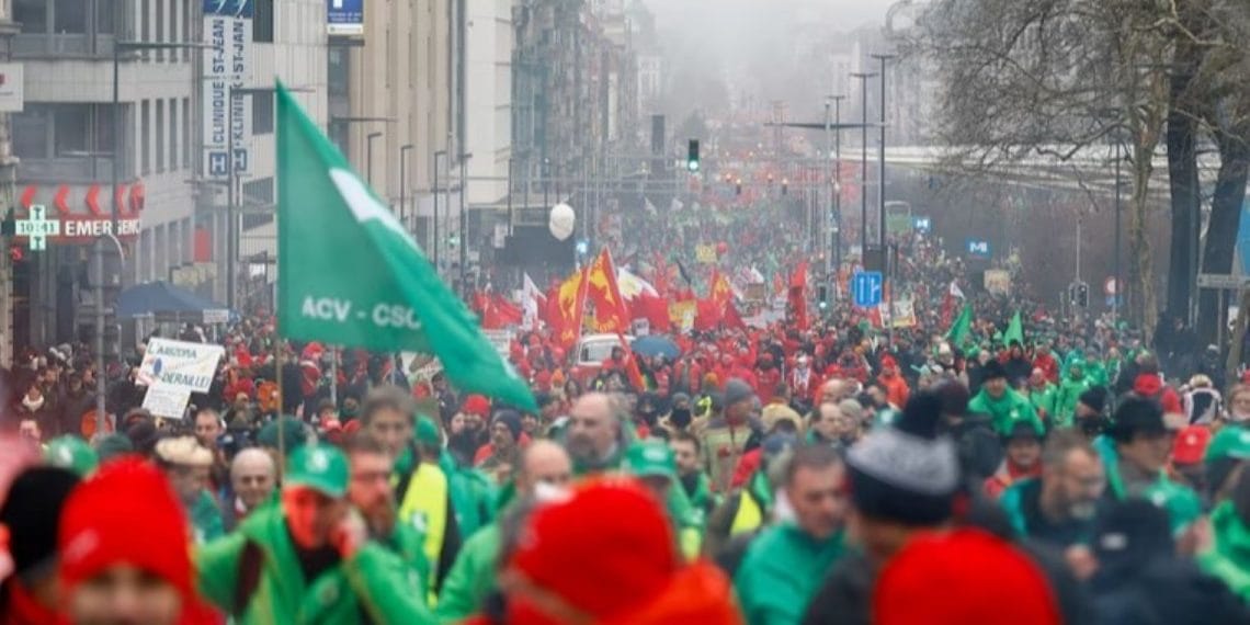 Belçika’da 60 bin Kişilik Dev Protesto: ‘Haklarmezı Gasp ettiriryecağ!’