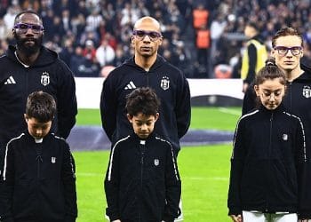 Beşiktaşlı Futbolcular Mor Gözlüklerle Alana Çıktı