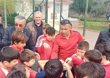 Lider Topaloğlu’ndan geleceğin futbolcularına baklava jesti