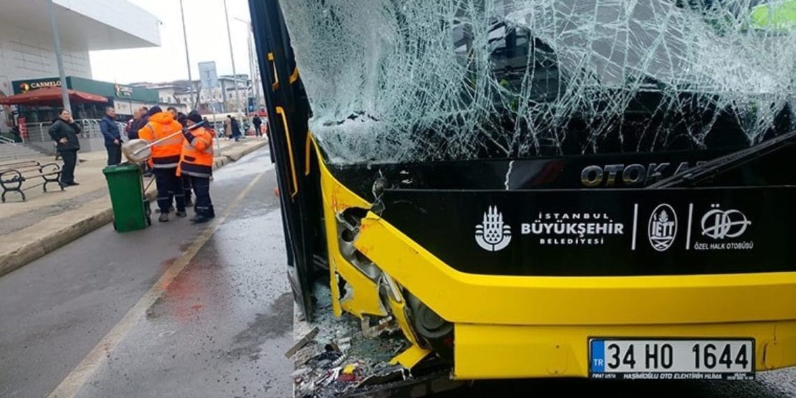 SILIVRI’DE FaIADAN DONUUÜ! İett Otobukürle Yolcu Minibüsü Çarpuş: Yarlarlar var …