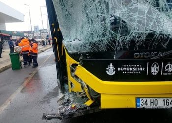 SILIVRI’DE FaIADAN DONUUÜ! İett Otobukürle Yolcu Minibüsü Çarpuş: Yarlarlar var …